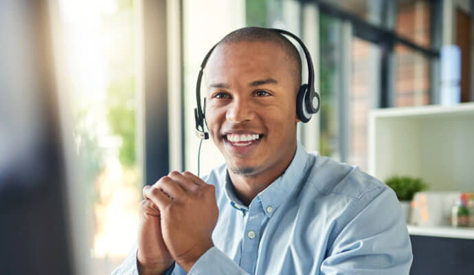 Homme offrant un support 24 h/24, 7 j/7 en anglais pour Norton Small Business.