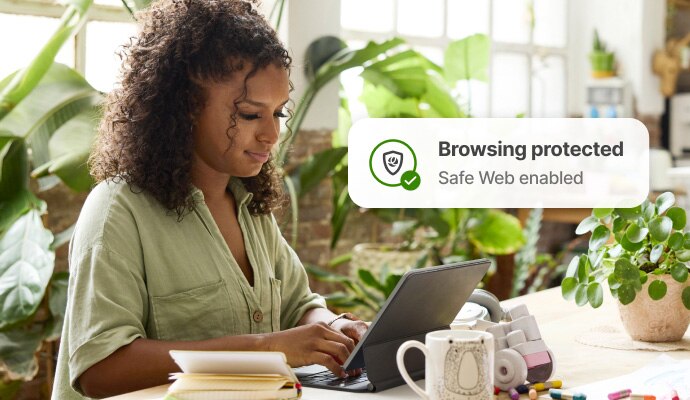 Protection de la navigation Internet - Une femme consultant ses e-mails sur son ordinateur portable